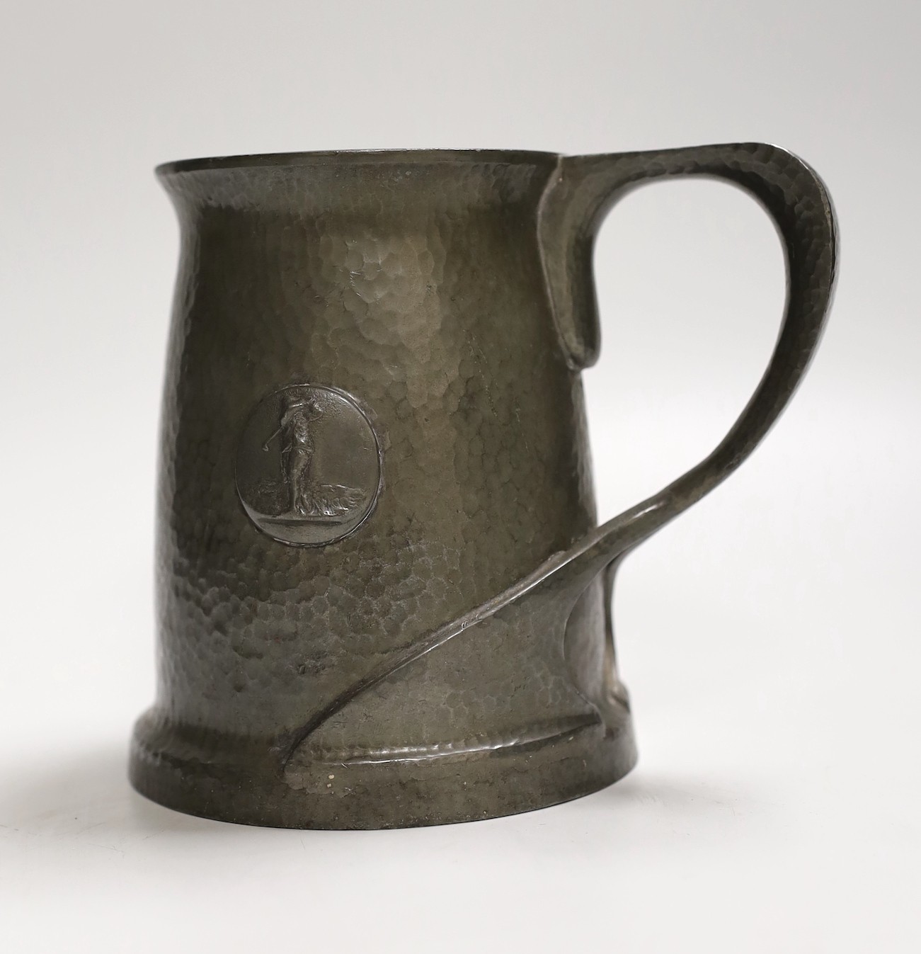 Golfing interest: Glossoid Co. hammered pewter golf mug in Art Nouveau style, 13cms high